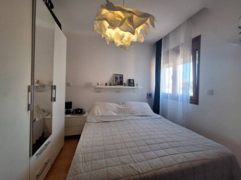 Apartamento T2 totalmente remodelado junto à Baía do Seixal