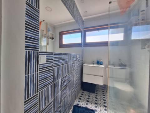 Apartamento T2 totalmente remodelado junto à Baía do Seixal