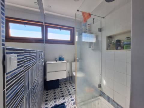 Apartamento T2 totalmente remodelado junto à Baía do Seixal