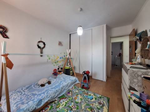 Apartamento T2 totalmente remodelado junto à Baía do Seixal