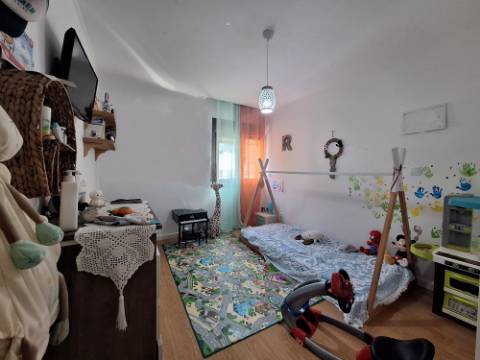 Apartamento T2 totalmente remodelado junto à Baía do Seixal