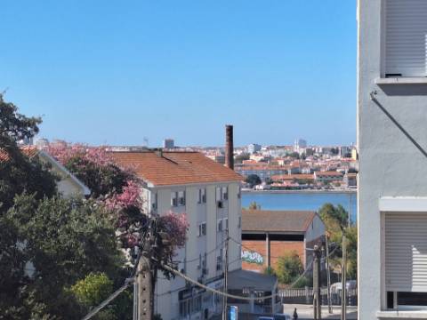 Apartamento T2 totalmente remodelado junto à Baía do Seixal