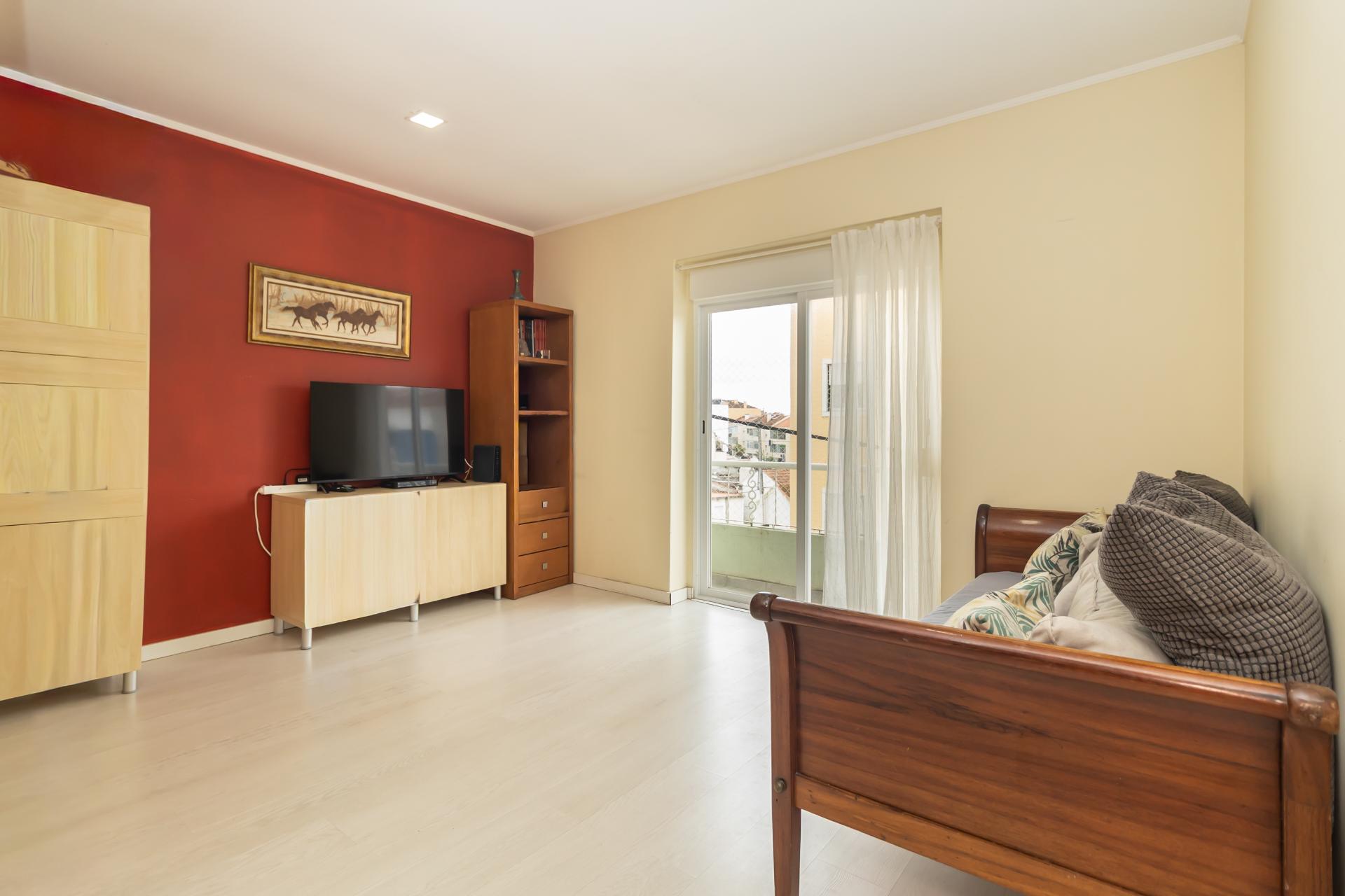 Apartamento T3, Remodelado, com Suite na Torre da Marinha!!!