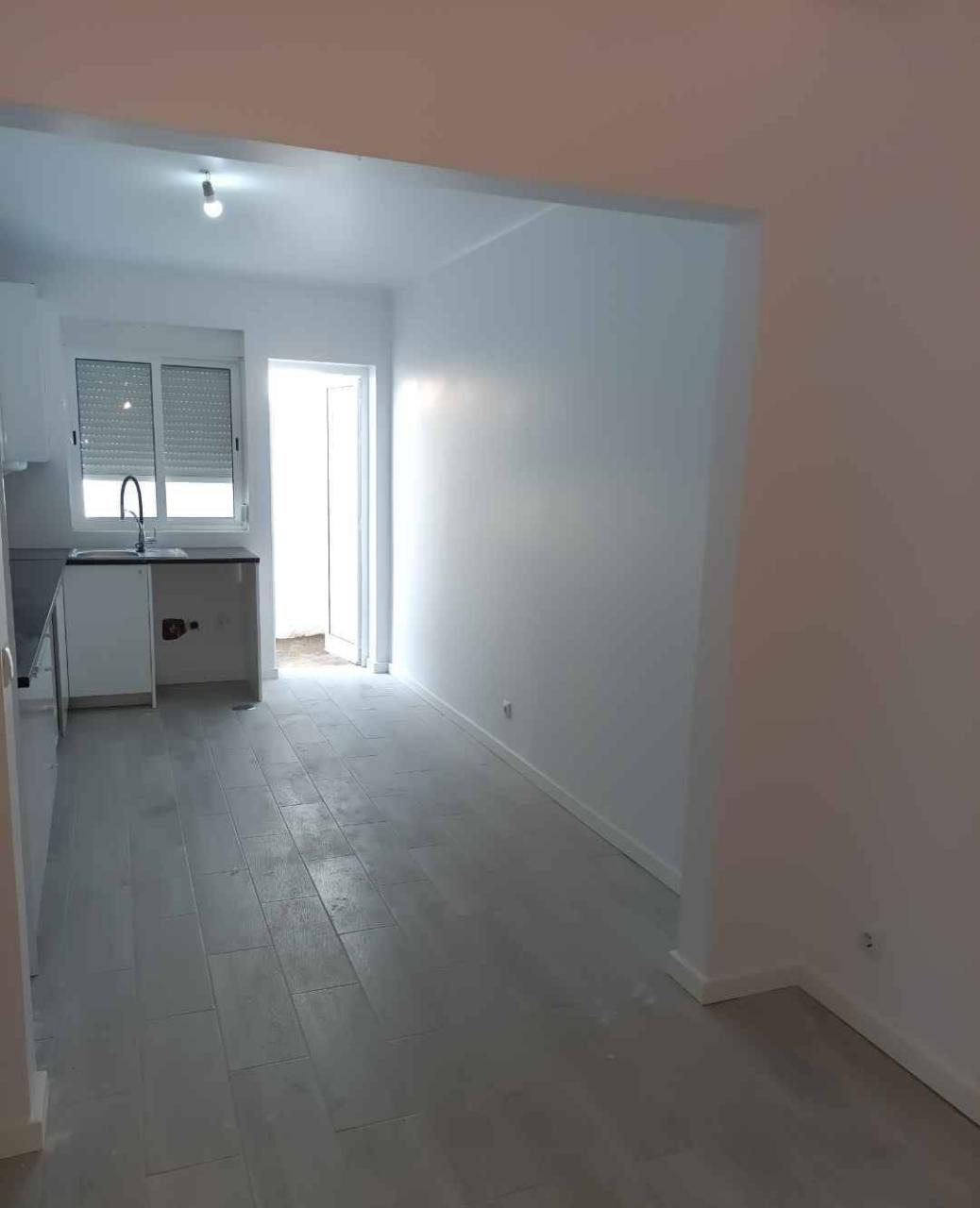 Apartamento T2 + 1 com quintal Remodelado