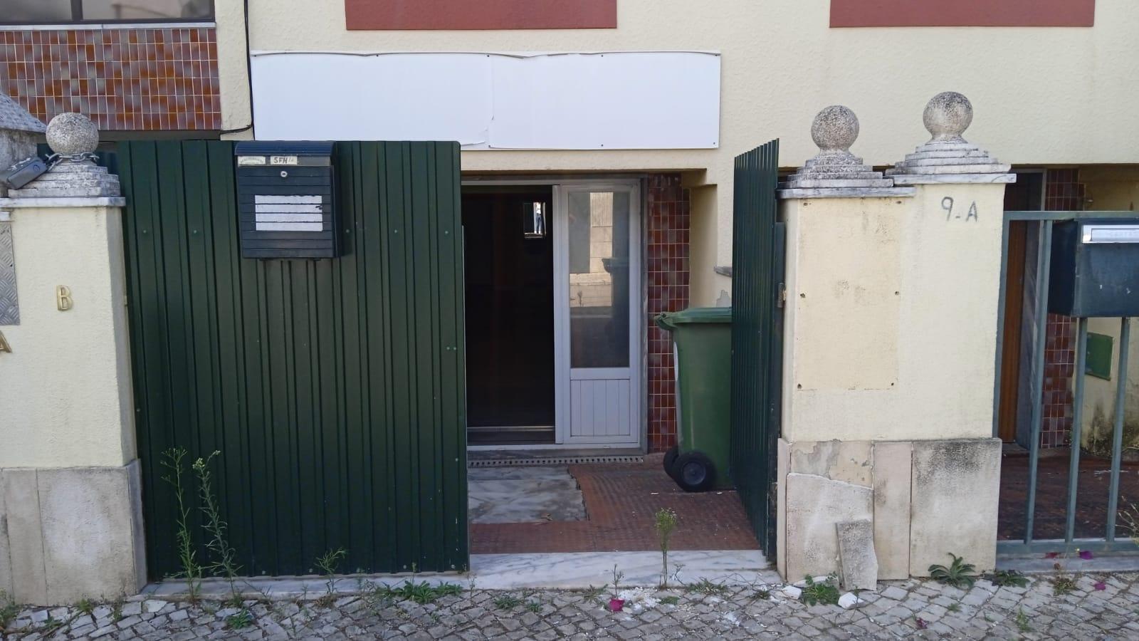 Loja transformada em habitação Vale de Milhaços