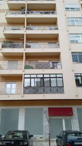 Loja com terraço transformada em habitação