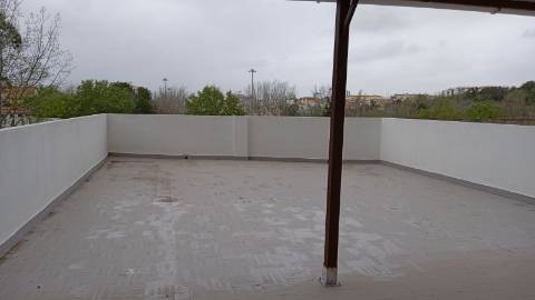 Loja com terraço transformada em habitação