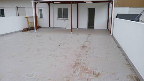 Loja com terraço transformada em habitação