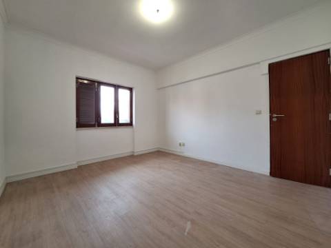 Andar de Moradia - R/C | Amora para Arrendamento