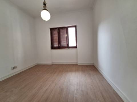 Andar de Moradia - R/C | Amora para Arrendamento