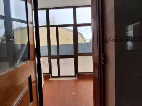 Andar de Moradia - R/C | Amora para Arrendamento