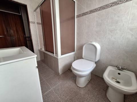 Andar de Moradia - R/C | Amora para Arrendamento