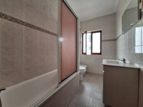 Andar de Moradia - R/C | Amora para Arrendamento