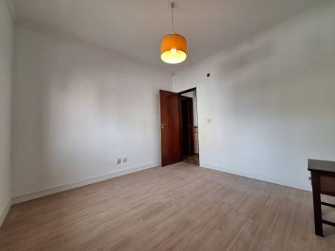 Andar de Moradia - R/C | Amora para Arrendamento