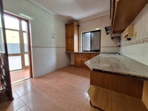 Andar de Moradia - R/C | Amora para Arrendamento