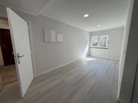 Apartamento T2 remodelado Benfica - Lisboa