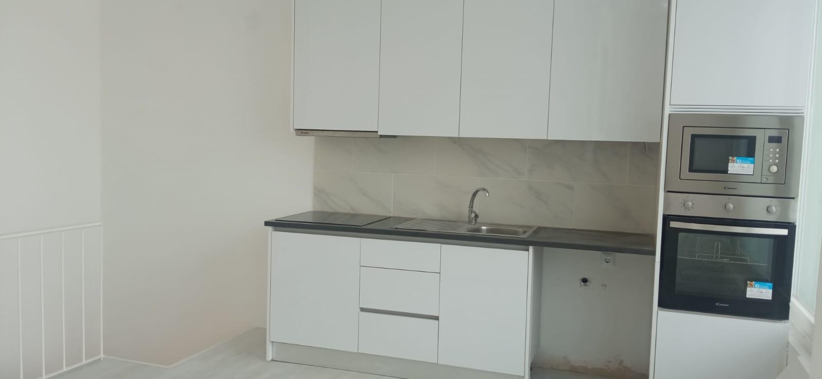 Loja com 2 pisos transformada em habitação - Laranjeiro