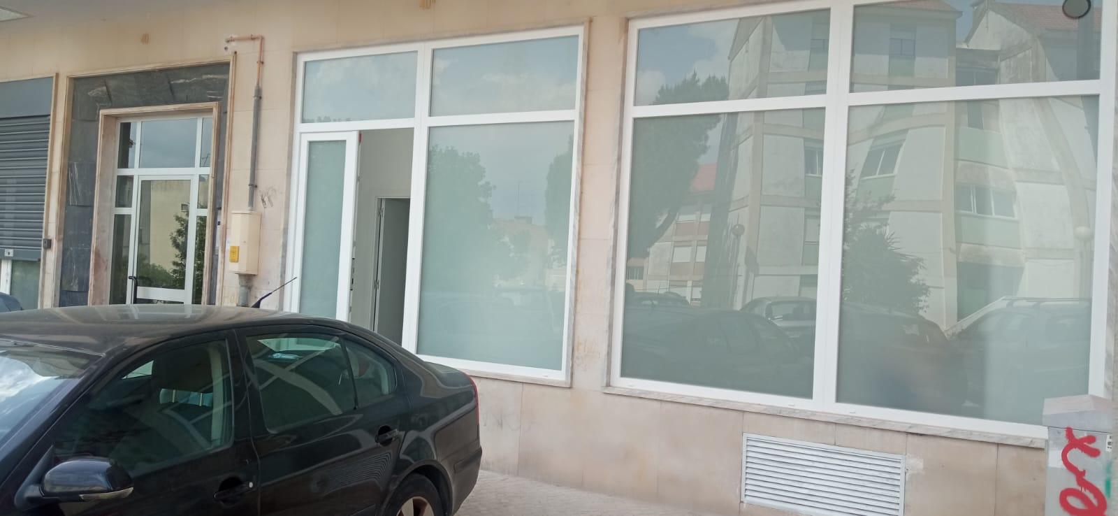 Loja com 2 pisos transformada em habitação - Laranjeiro