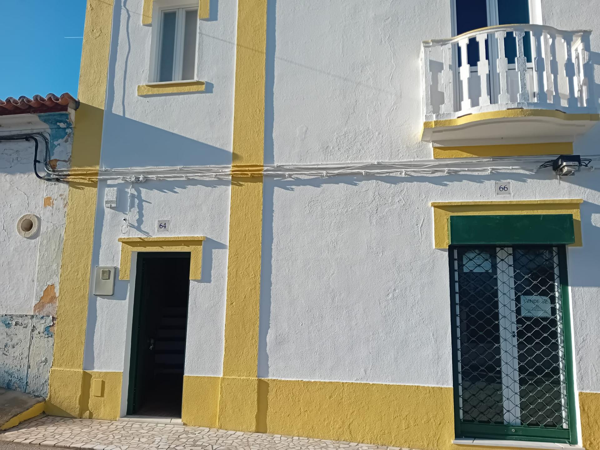 Moradia em banda R/C e primeiro andar