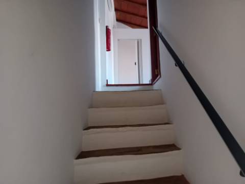 Moradia em banda R/C e primeiro andar