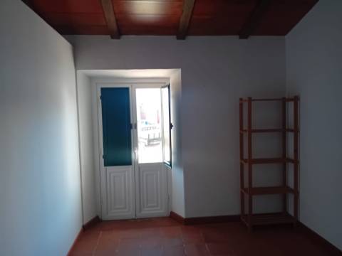 Moradia em banda R/C e primeiro andar