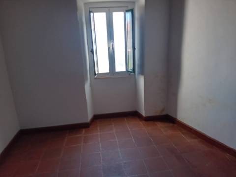 Moradia em banda R/C e primeiro andar