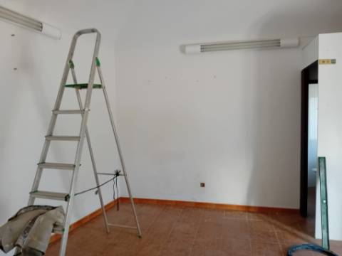 Moradia em banda R/C e primeiro andar