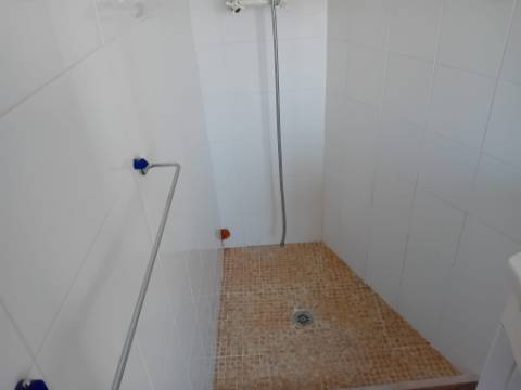 Moradia em banda R/C e primeiro andar