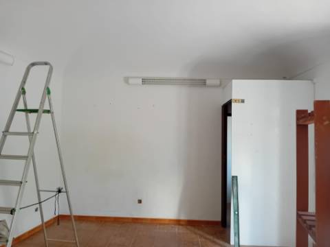 Moradia em banda R/C e primeiro andar