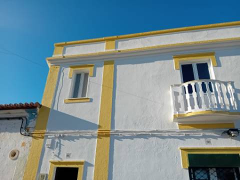 Moradia em banda R/C e primeiro andar