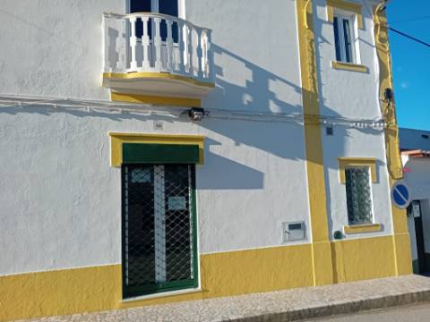 Moradia em banda R/C e primeiro andar