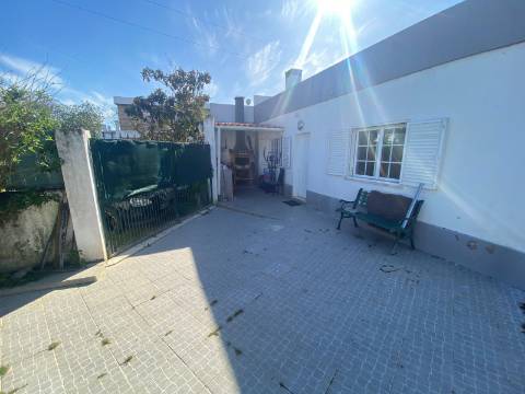 Terreno com duas moradias - Fernão Ferro | 380m²