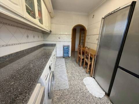 Apartamento T3 com Suíte, Varanda, Garagem e Arrecadação | Cruz de Pau - Amora