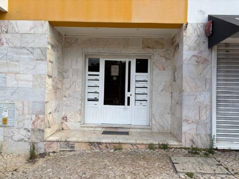 Apartamento T3 com Suíte, Varanda, Garagem e Arrecadação | Cruz de Pau - Amora