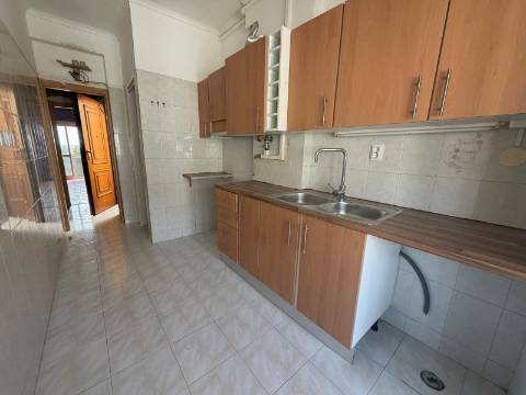 Apartamento T3 + 1 para recuperação | Quinta Manuel André -Seixal