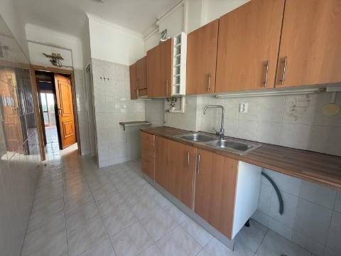 Apartamento T3 + 1 para recuperação | Quinta Manuel André -Seixal