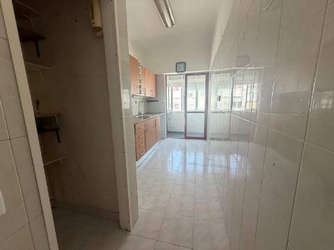 Apartamento T3 + 1 para recuperação | Quinta Manuel André -Seixal