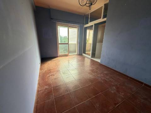 Apartamento T3 + 1 para recuperação | Quinta Manuel André -Seixal