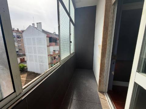 Apartamento T3 + 1 para recuperação | Quinta Manuel André -Seixal