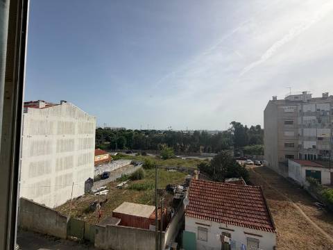 Apartamento T3 + 1 para recuperação | Quinta Manuel André -Seixal