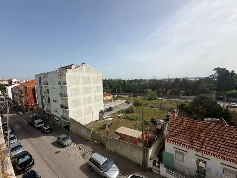 Apartamento T3 + 1 para recuperação | Quinta Manuel André -Seixal