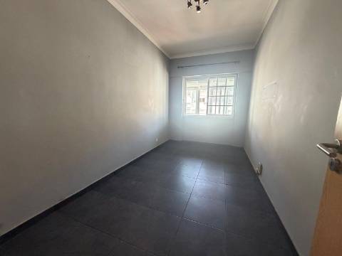 Apartamento T3 + 1 para recuperação | Quinta Manuel André -Seixal