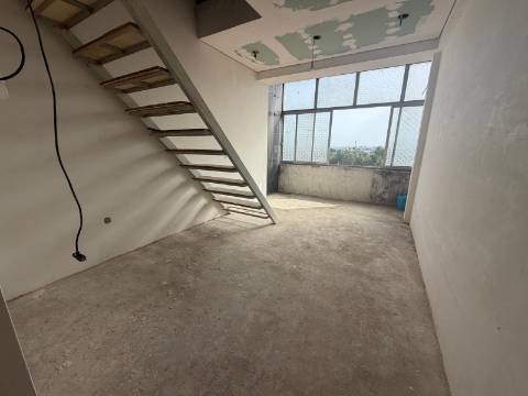 Apartamento T3 + 1 para recuperação | Quinta Manuel André -Seixal