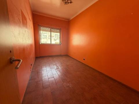 Apartamento T3 + 1 para recuperação | Quinta Manuel André -Seixal