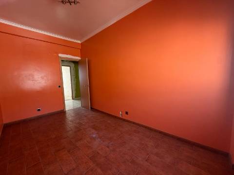Apartamento T3 + 1 para recuperação | Quinta Manuel André -Seixal