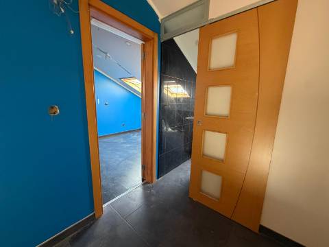 Apartamento T3 + 1 para recuperação | Quinta Manuel André -Seixal