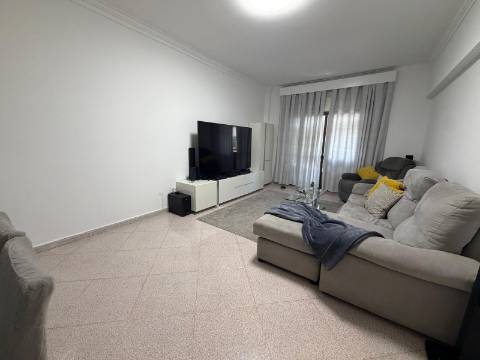 T2 com Excelente Localização no Fogueteiro - Seixal
