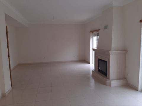 Moradia com 3 quartos em Vialonga