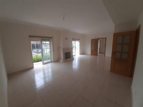 Moradia com 3 quartos em Vialonga