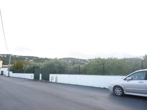 Lote de terreno com projecto aprovado para 2 Moradias,
Moradias V4 com com 340m2, rés do chão e primeiro andar.